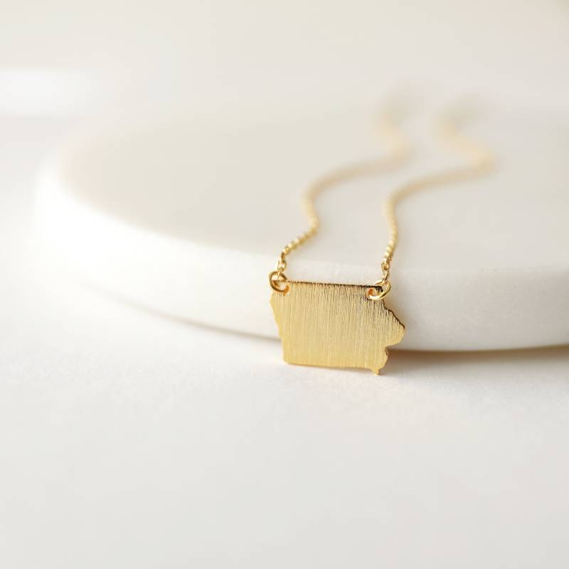 Iowa State Anhänger Mit Anhänger Vergoldetes Messing, Zierlicher Ia Schmuck von Rudiana