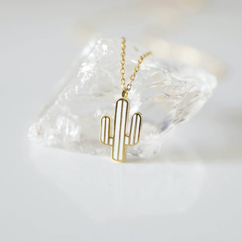 Zierliche Kaktus Kette Weißer Emaille Anhänger, Vergoldete Kette von Rudiana