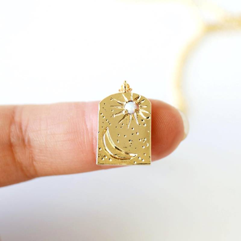Gold Mond Und Opal Stern Halskette Celestial Charm Anhänger von Rudiana