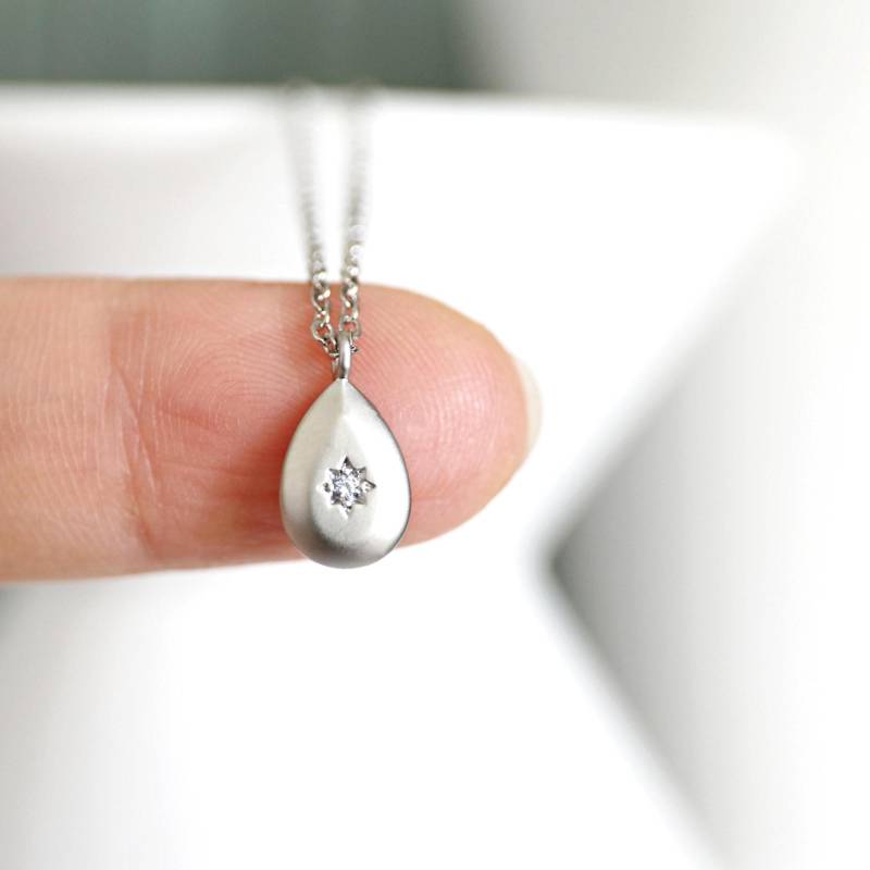 Nordstern Wassertropfen Anhänger Rhodiniert, Cubic Zirkonia von Rudiana