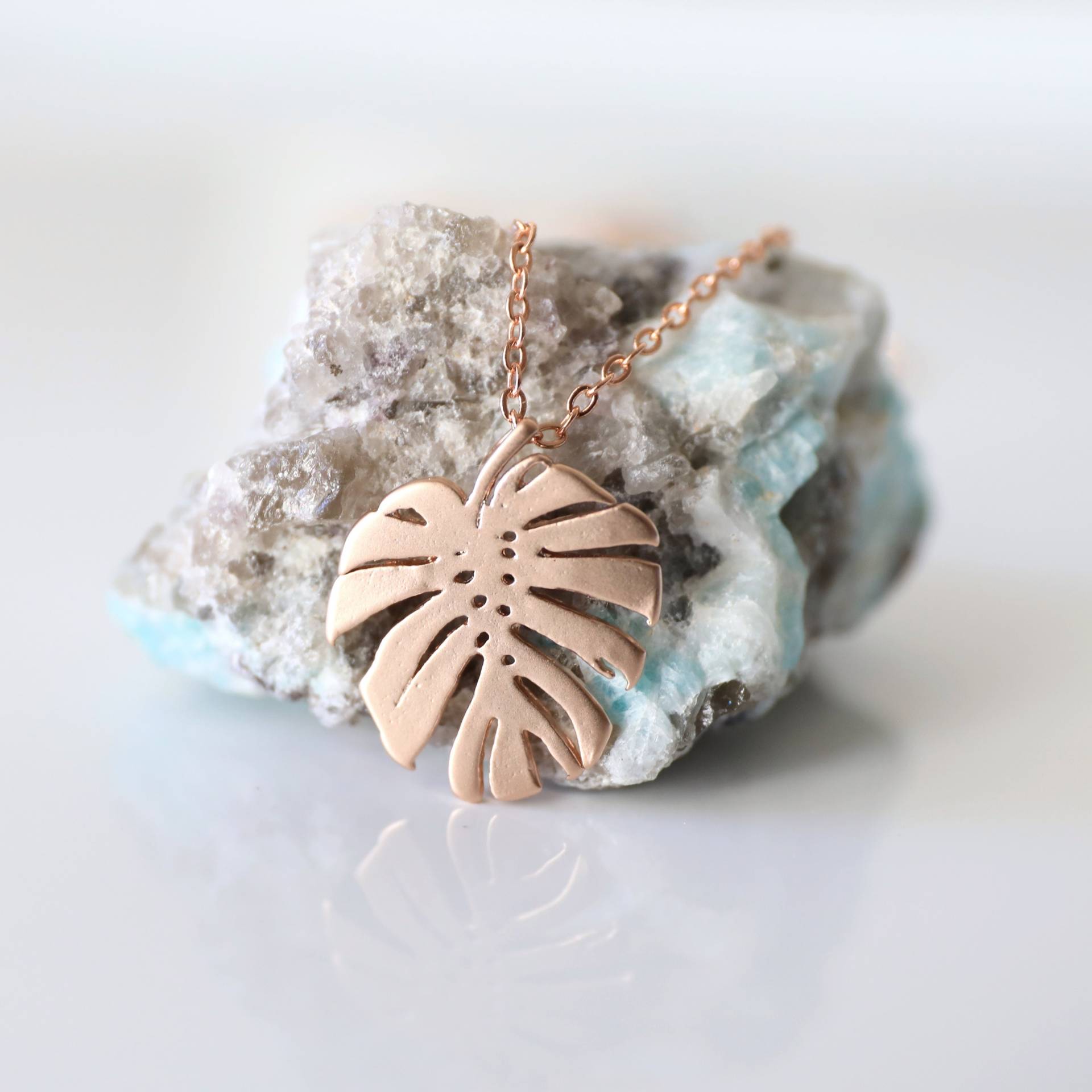 Rose Gold Monstera Blatt Halskette, Tropical Charm, Brautjungfer Geschenk von Rudiana