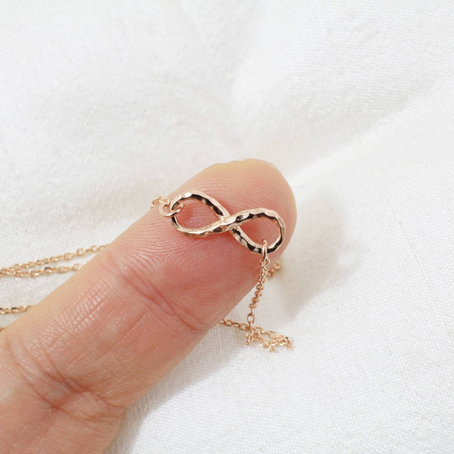 Rosegold Infinity Anhänger Halskette Zierliches Gehämmertes Design von Rudiana