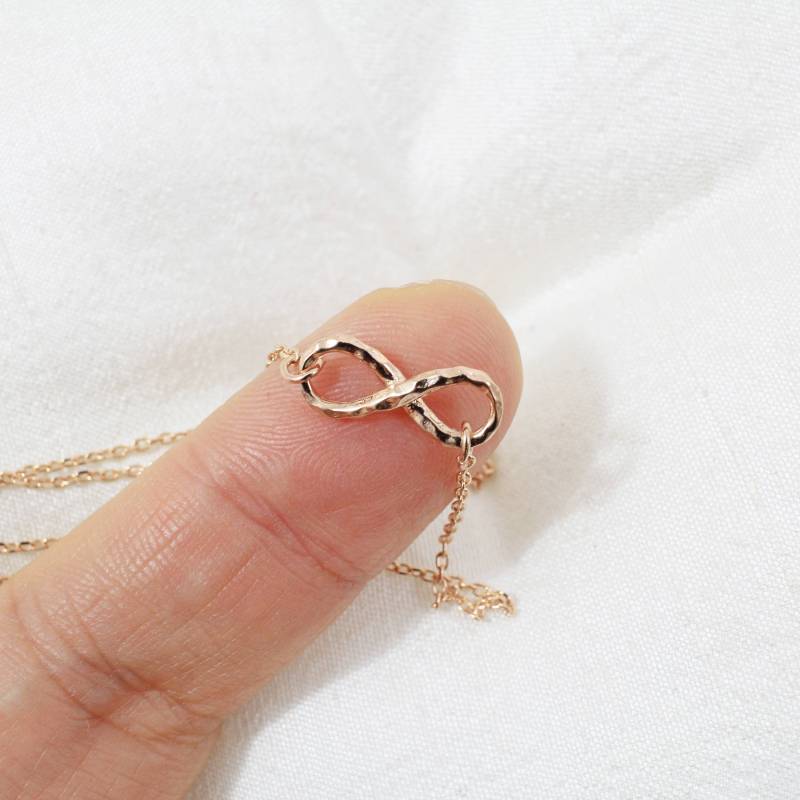 Rosegold Infinity Anhänger Halskette Zierliches Gehämmertes Design von Rudiana