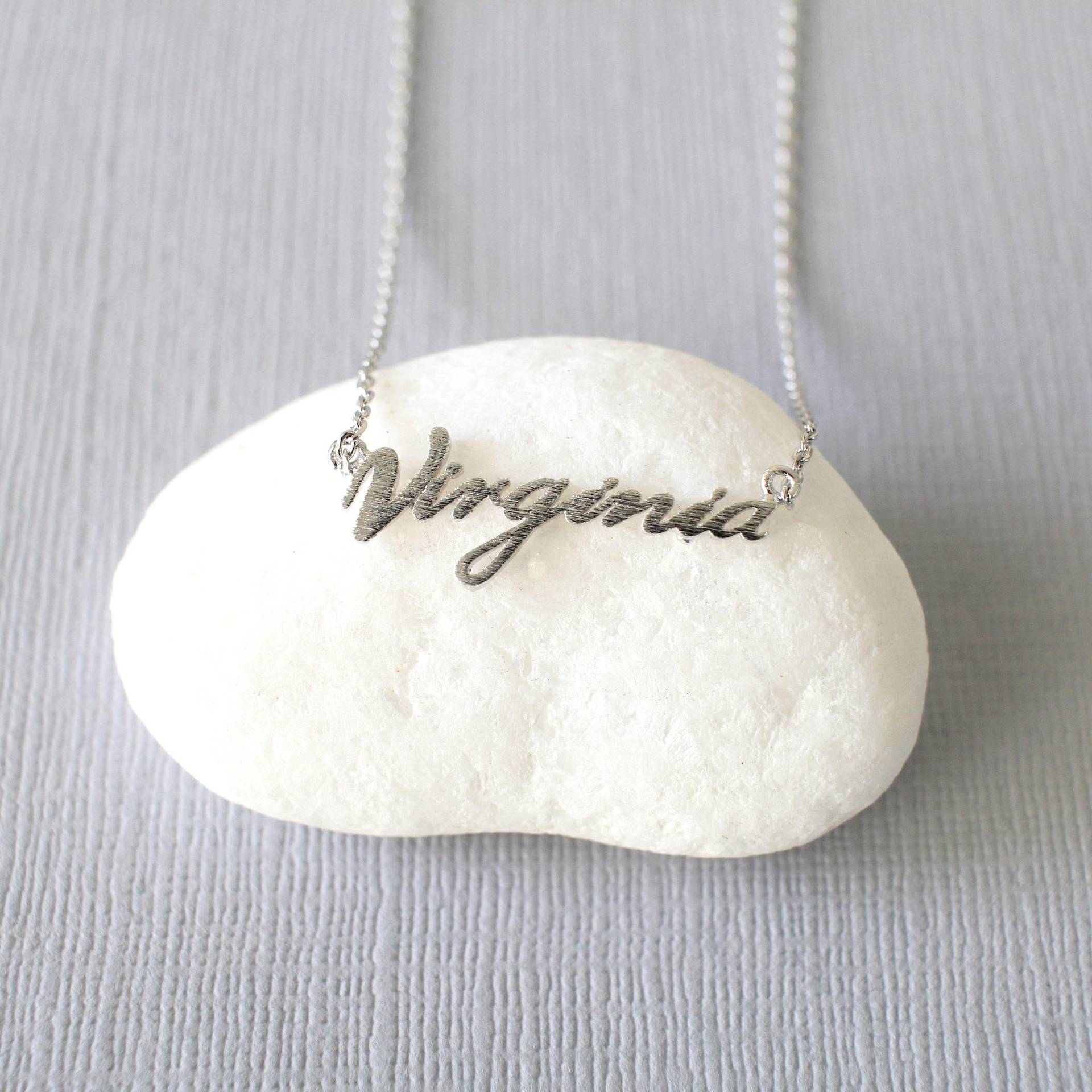 Silberfarbene Virginia Cursive Namenskette, Gebürstete Oberfläche, 42 cm von Rudiana