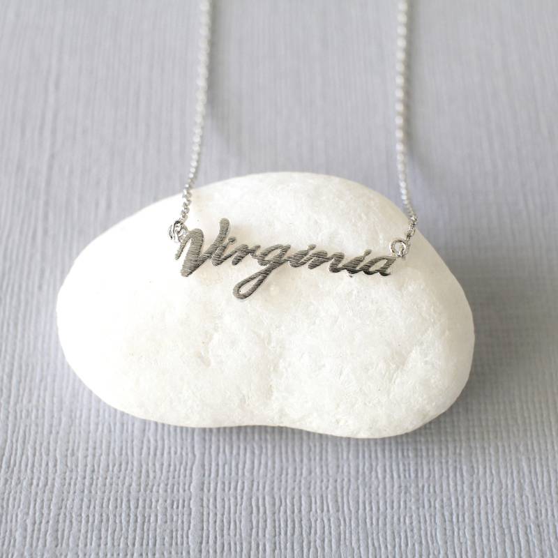 Silberfarbene Virginia Cursive Namenskette, Gebürstete Oberfläche, 42 cm von Rudiana