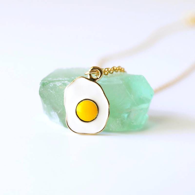 Spiegelei Anhänger Vergoldeter Charm, Emaille Schmuck von Rudiana