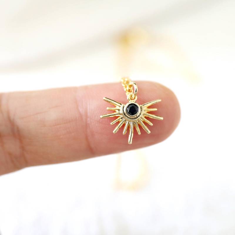 Zierliche Goldene Halskette Mit Sonne Und Schwarzem Cubic Zirkonia Anhänger von Rudiana