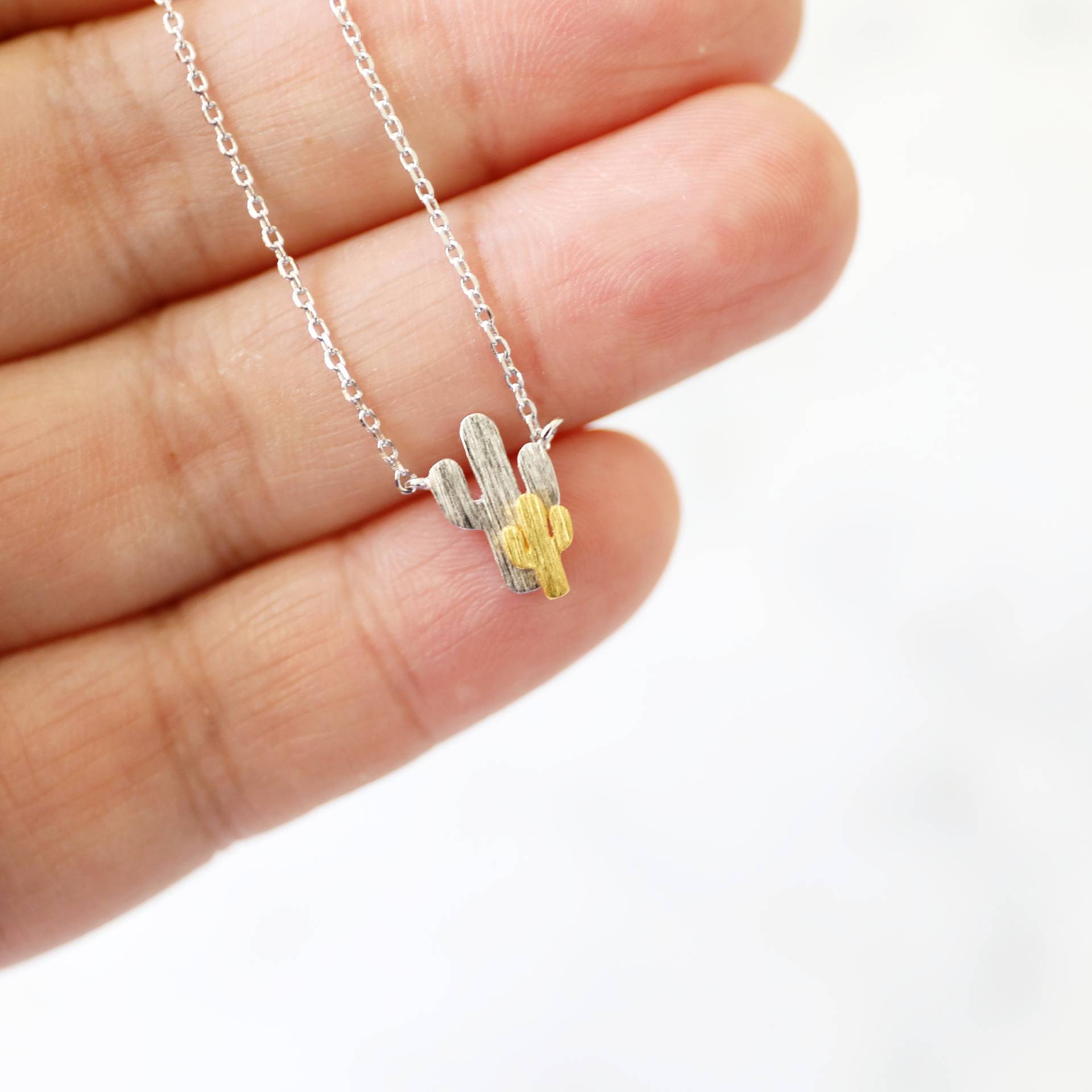 Zweifarbige Kaktus Anhänger Halskette Gold & Silber Zierliche Schmuckstücke von Rudiana