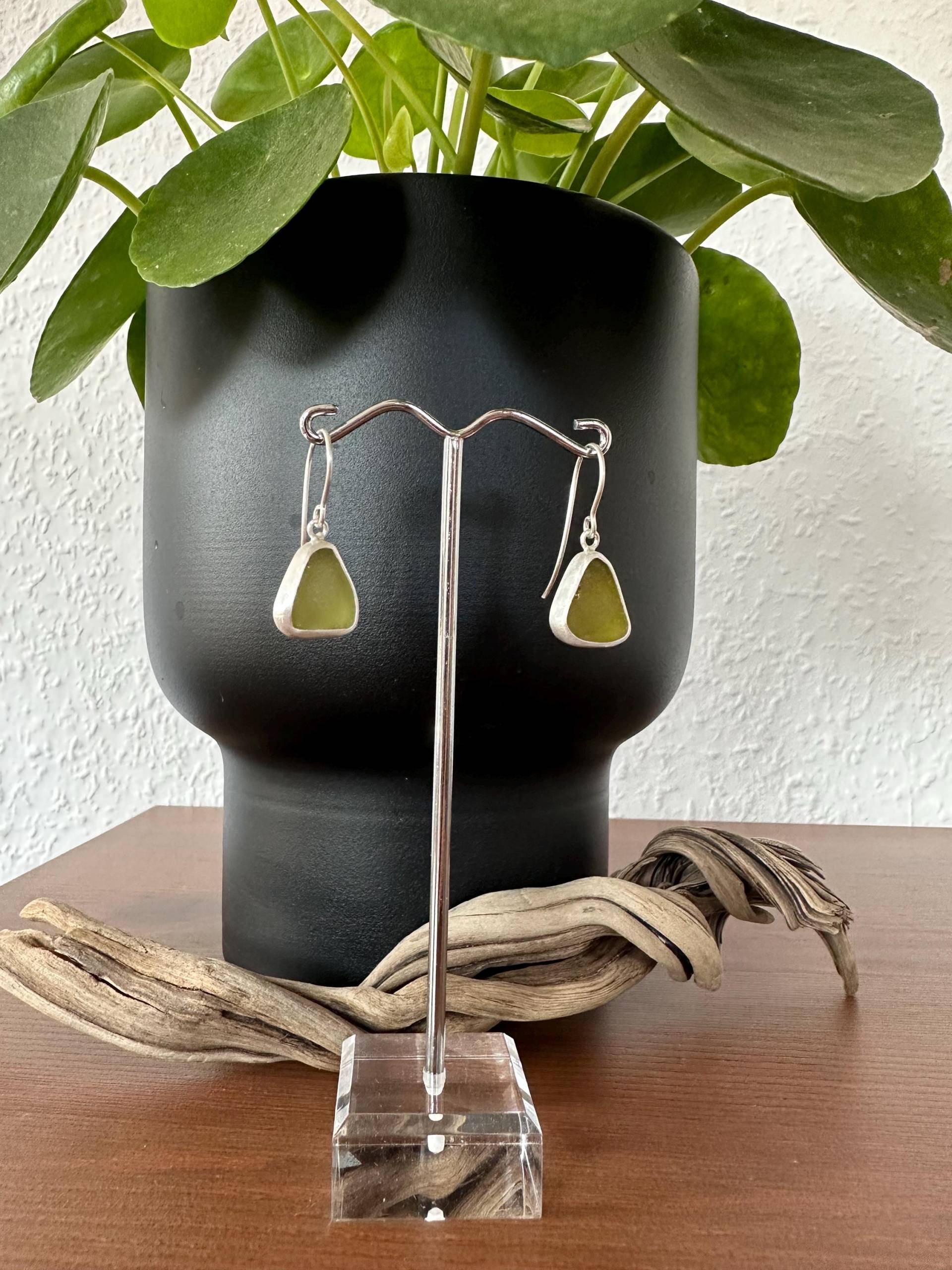 Seeglas Ohrhänger Olivgrün von RuegenDesign