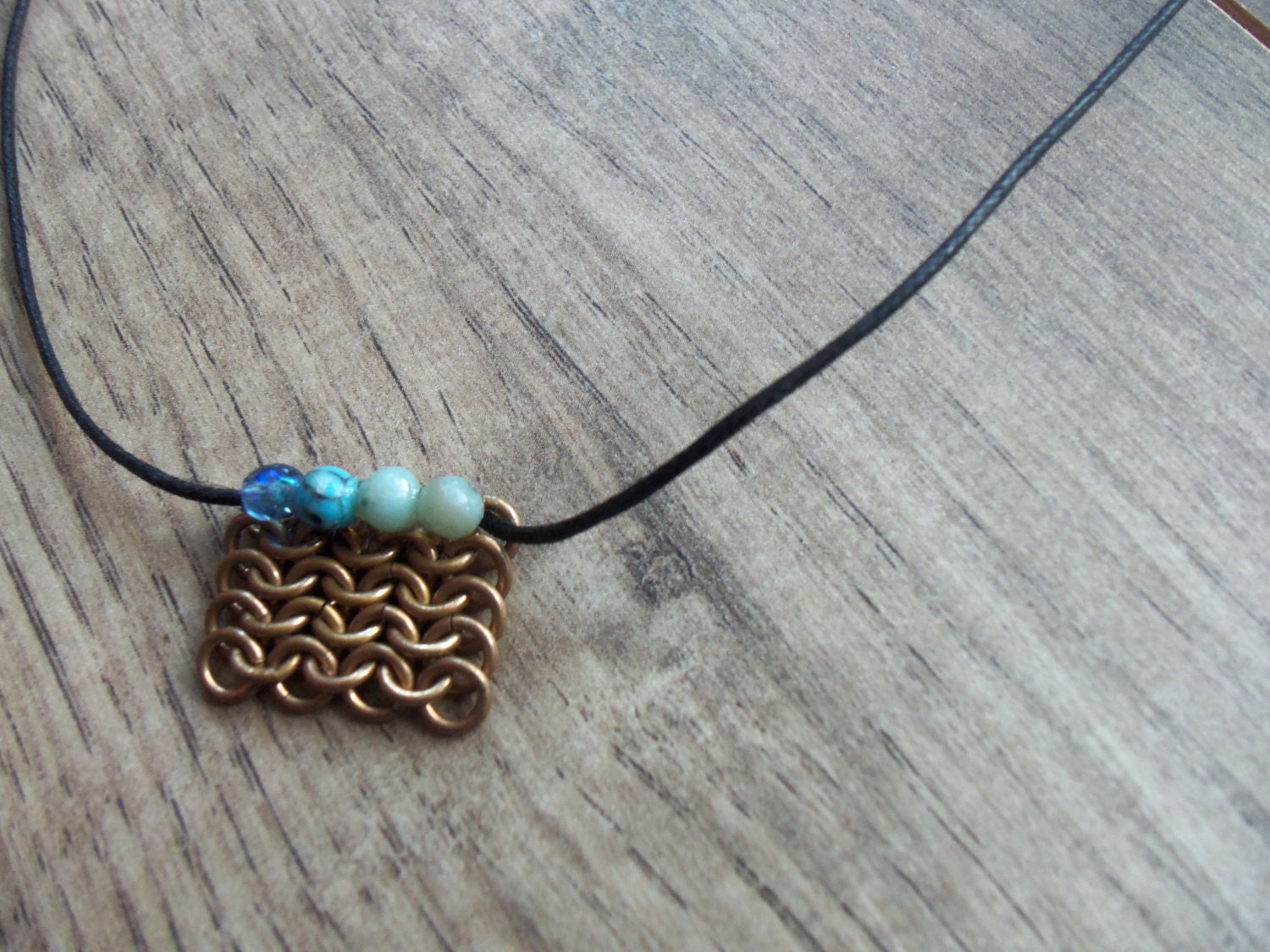 Messing Rechteck Chain Maille Anhänger Mit Bunten Perlen - Kleine Anhänger-Serie Messing Rechteck Chain Maille Anhänger Mit Bunten Perlen - Kleine Anhänger-Serie von RueterraDesigns