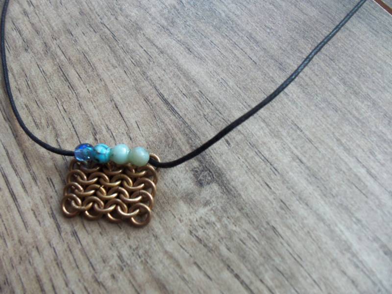 Messing Rechteck Chain Maille Anhänger Mit Bunten Perlen - Kleine Anhänger-Serie Messing Rechteck Chain Maille Anhänger Mit Bunten Perlen - Kleine Anhänger-Serie von RueterraDesigns