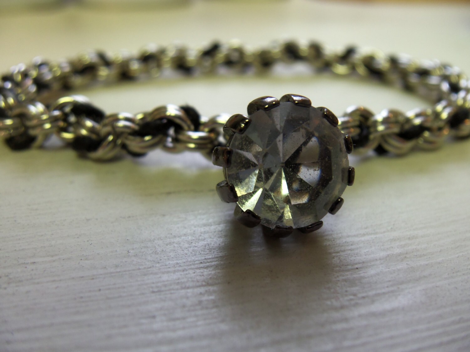 Silber Kettengeflecht Und Schwarze Kordel Armband Mit Klarem Stein Mittelakzent Silber Kettengeflecht Und Schwarze Kordel Armband Mit Klarem Stein Mittelakzent von RueterraDesigns