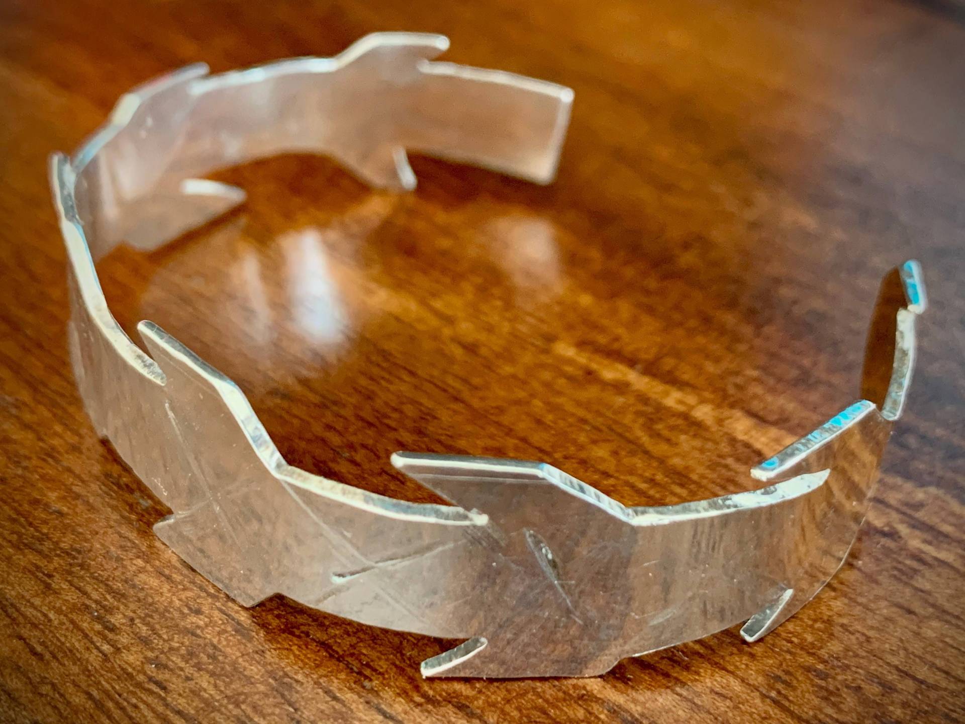 sterling Silber Manschette Armband | 12mm Breit, Geätzt Mit Linien Und Einem Ausschnitt Kanten Durch sterling Silber Manschette Armband | 12mm Breit, Geätzt Mit Linien Und Einem Ausschnitt Kanten Durch von RueterraDesigns