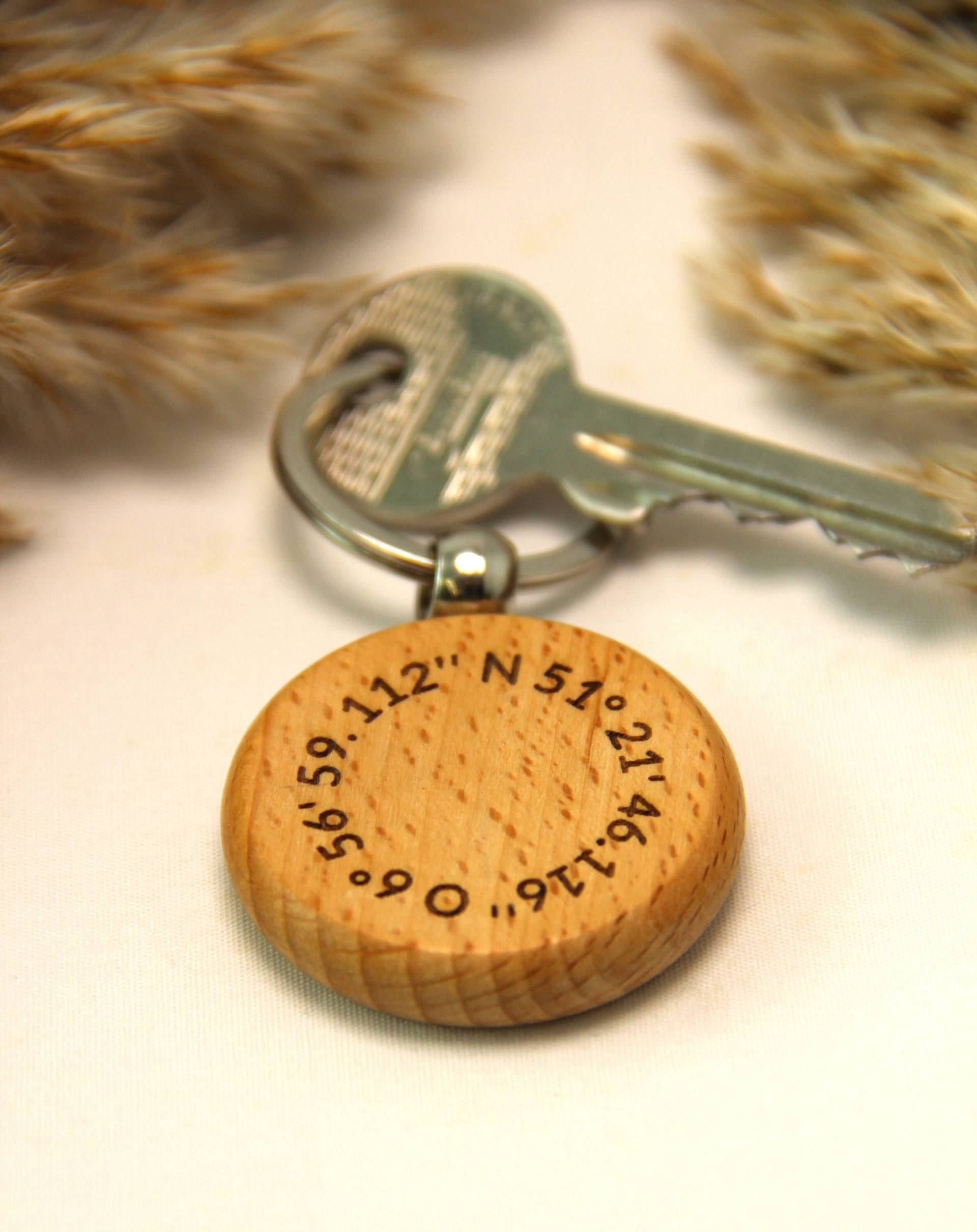 Schlüsselanhänger Rund, Holz, Personalisiert, Koordinaten, Lieblingsort, Geschenkidee Schlüsselanhänger Rund, Holz, Personalisiert, Koordinaten, Lieblingsort, Geschenkidee von Ruhrtalholz