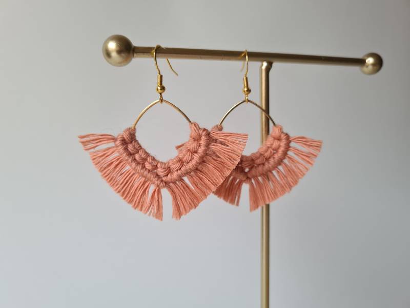 Rosa Makramee-Ohrringe - Boho Accessoire Statement-Schmuck von RukamiStudioHamburg