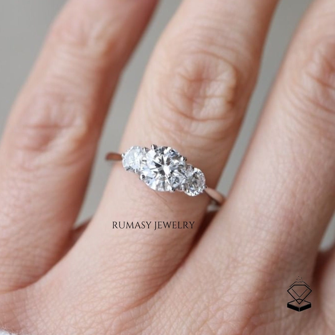 Echter Trilogy Lab Grown Ring Drei Stein 925 Silber Verlobungsring 1.50 Ct Mittelstein Diamant in 14K Weißgold Trauringe Echter Trilogy Lab Grown Ring Drei Stein 925 Silber Verlobungsring 1.50 Ct Mittelstein Diamant in 14K Weißgold Trauringe von RumasyJewelry