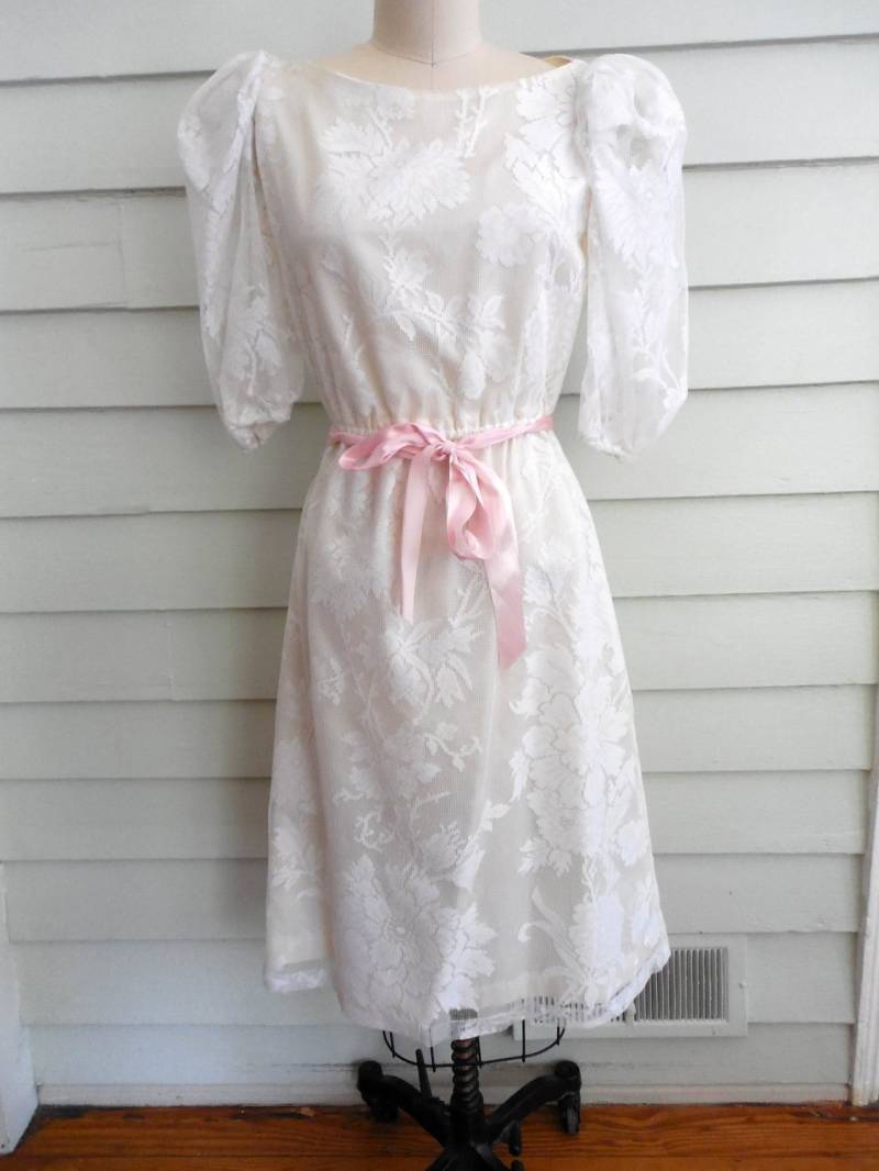 Im Verkauf Vintage 1960Er Jahre Spitzenkleid/Kleines Bis Mittleres Vintage Knielanges Kleid Mit Puffärmeln Hochzeitskleid von RummyVintage