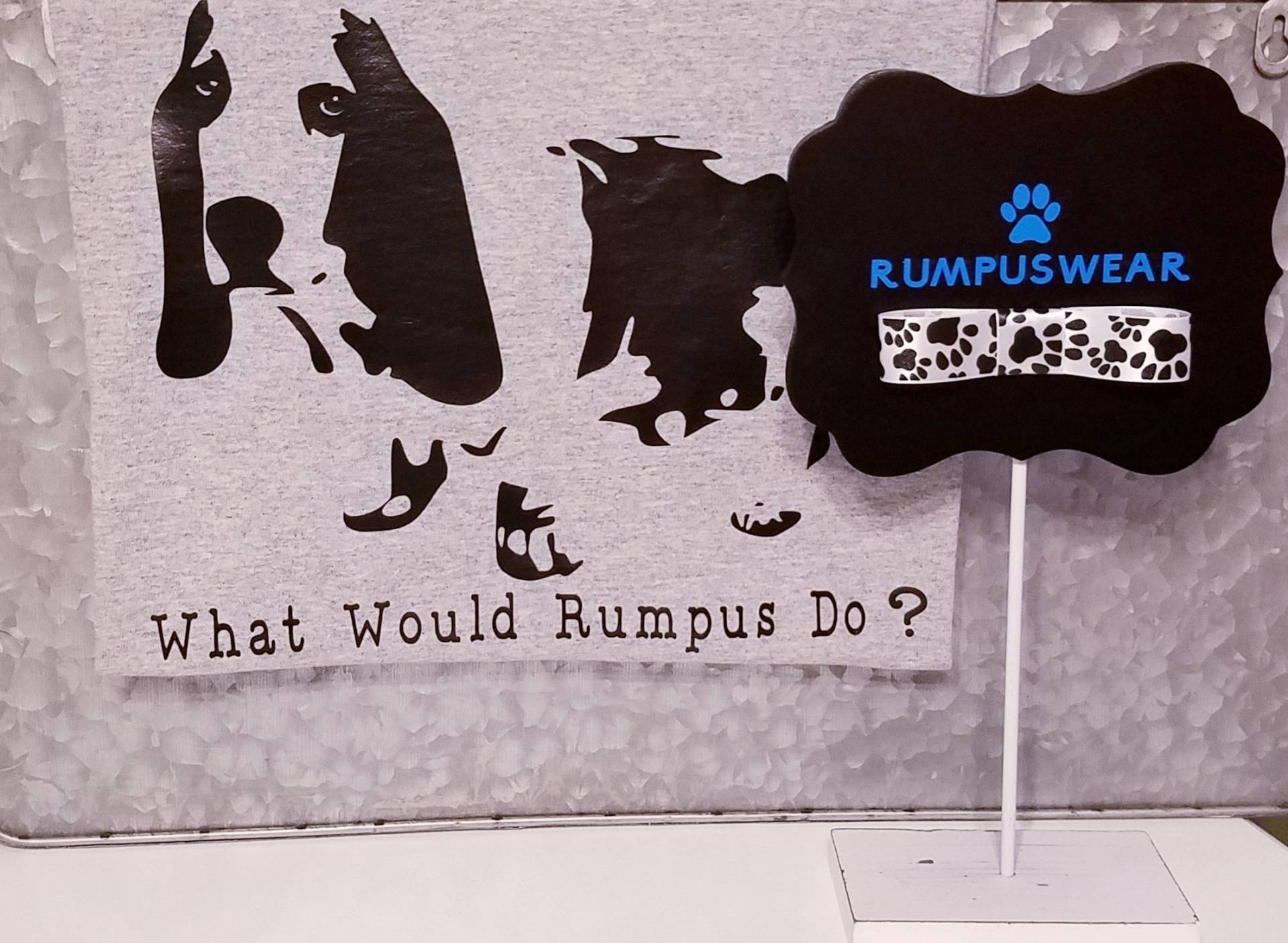 Was Würde Rumpus Tun? T-Shirt von RumpuswearByBenny
