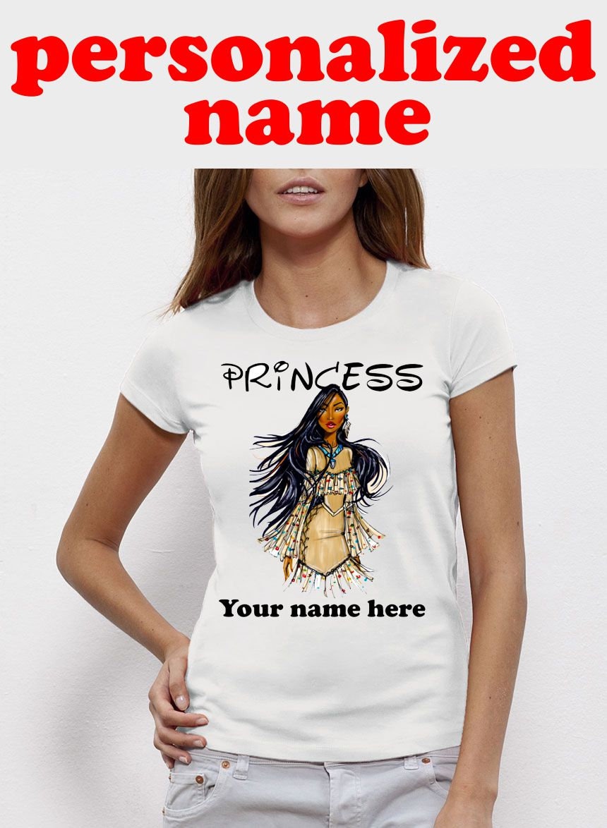 Pocahontas Prinzessin Personalisierter Name Frauen T-Shirt Personalisiert Name Weiß Kleidung Shirt Damen Mädchen Kleinkind Pocahontas Prinzessin Personalisierter Name Frauen T-Shirt Personalisiert Name Weiß Kleidung Shirt Damen Mädchen Kleinkind von RumyBG