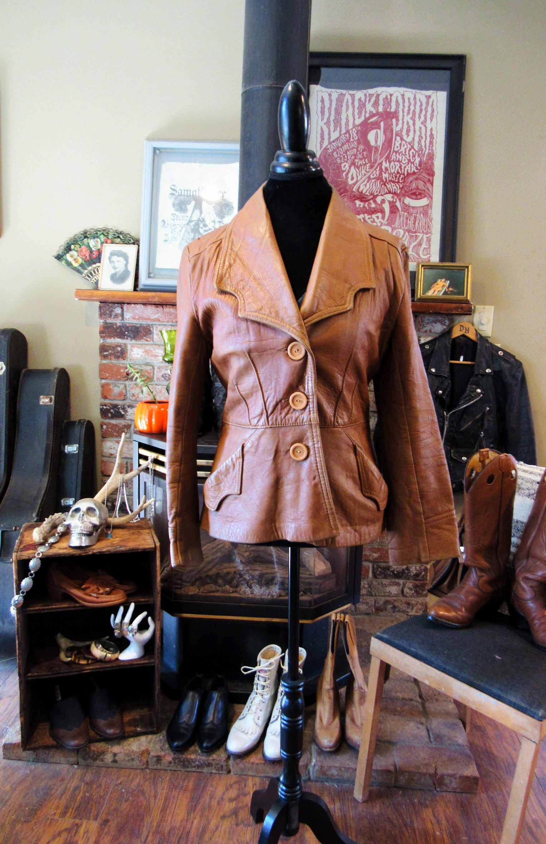 70'er Jahre Lederjacke Camel Farbe Hellbraun Mit Knöpfen Gr.m 70'er Jahre Lederjacke Camel Farbe Hellbraun Mit Knöpfen Gr.m von RunOfTheMillco