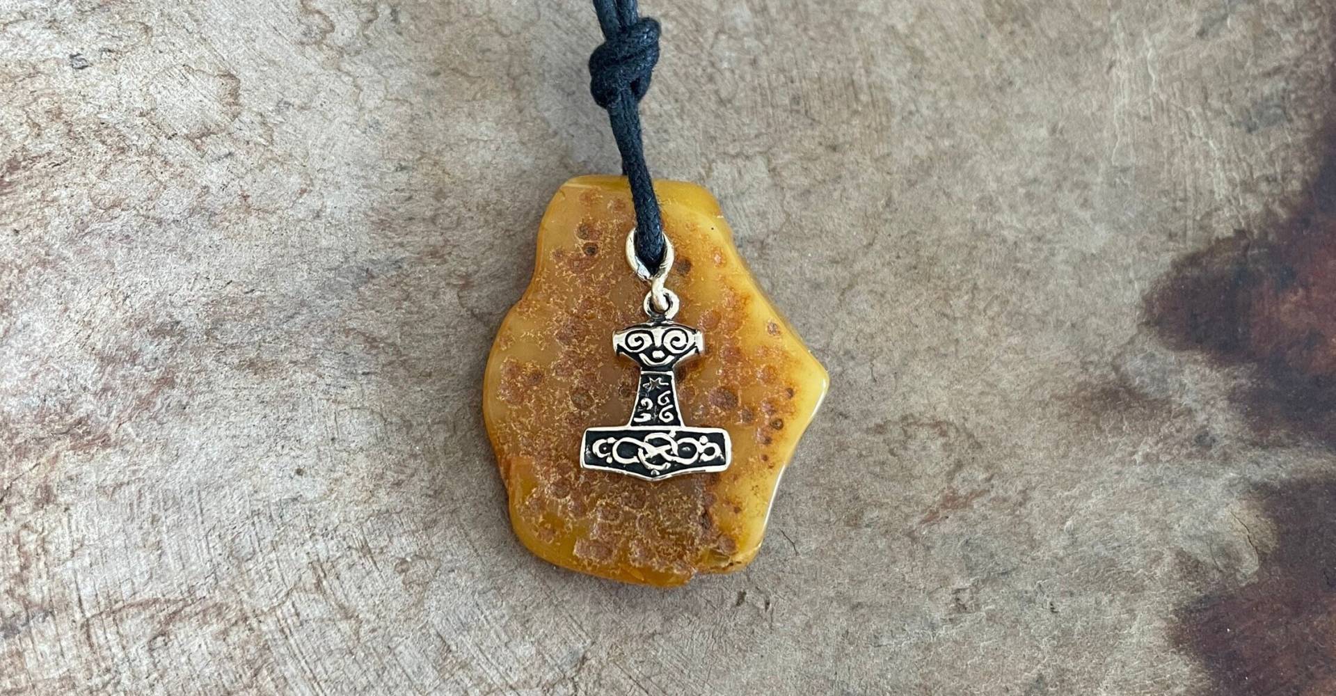 Anhänger Bernstein Schmuck Mjölnir Thorshammer Wikinger Amber Naturbernstein Unikat Lebenskraft Sonnenrad Vegvisir Schutz Runensonne von Runensonne