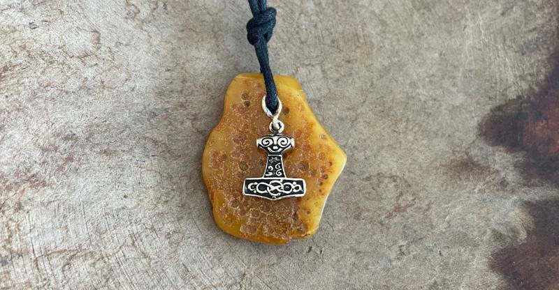 Anhänger Bernstein Schmuck Mjölnir Thorshammer Wikinger Amber Naturbernstein Unikat Lebenskraft Sonnenrad Vegvisir Schutz Runensonne von Runensonne