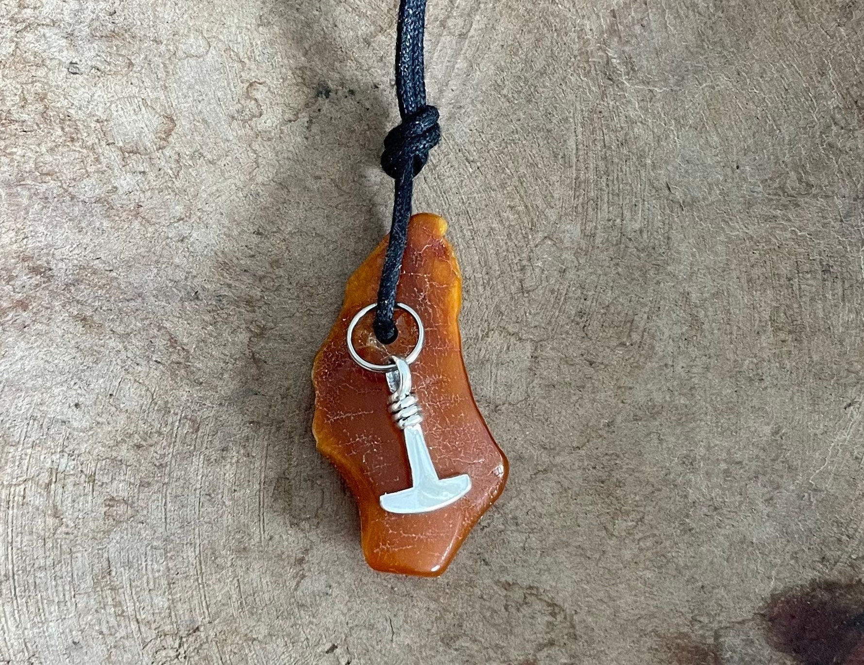Anhänger Bernstein Schmuck Mjölnir Thorshammer Wikinger Amber Naturbernstein Unikat Lebenskraft Sonnenrad Vegvisir Schutz Runensonne von Runensonne