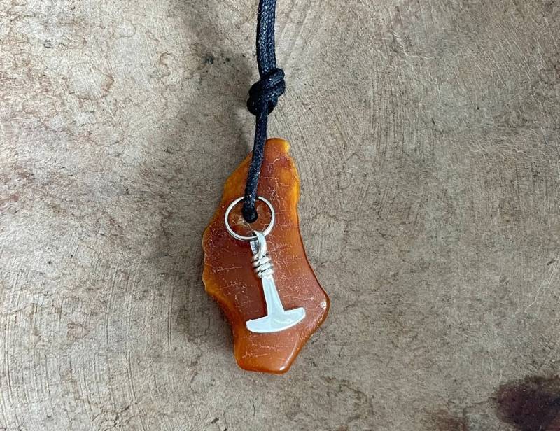 Anhänger Bernstein Schmuck Mjölnir Thorshammer Wikinger Amber Naturbernstein Unikat Lebenskraft Sonnenrad Vegvisir Schutz Runensonne von Runensonne