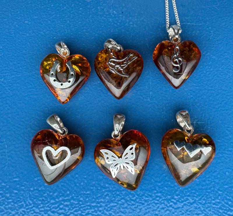 Anhänger Herz Bernstein Amber Glück Unikat Liebe Freundschaft Partnerschaft Musik Natur Freiheit Schmetterling Schatz Hase Schmuck Frau von Runensonne