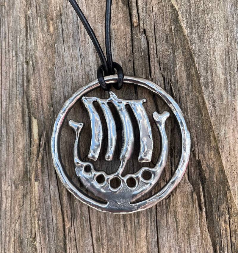 Anhänger-Wikingerschiff-Unikat-Geschmiedet-Hand Gehämmert-Celtic-steel-Drachenboot-Pagan-Handwerker-Edelstahl-Langschiff-Knorr-Naglfar von Runensonne