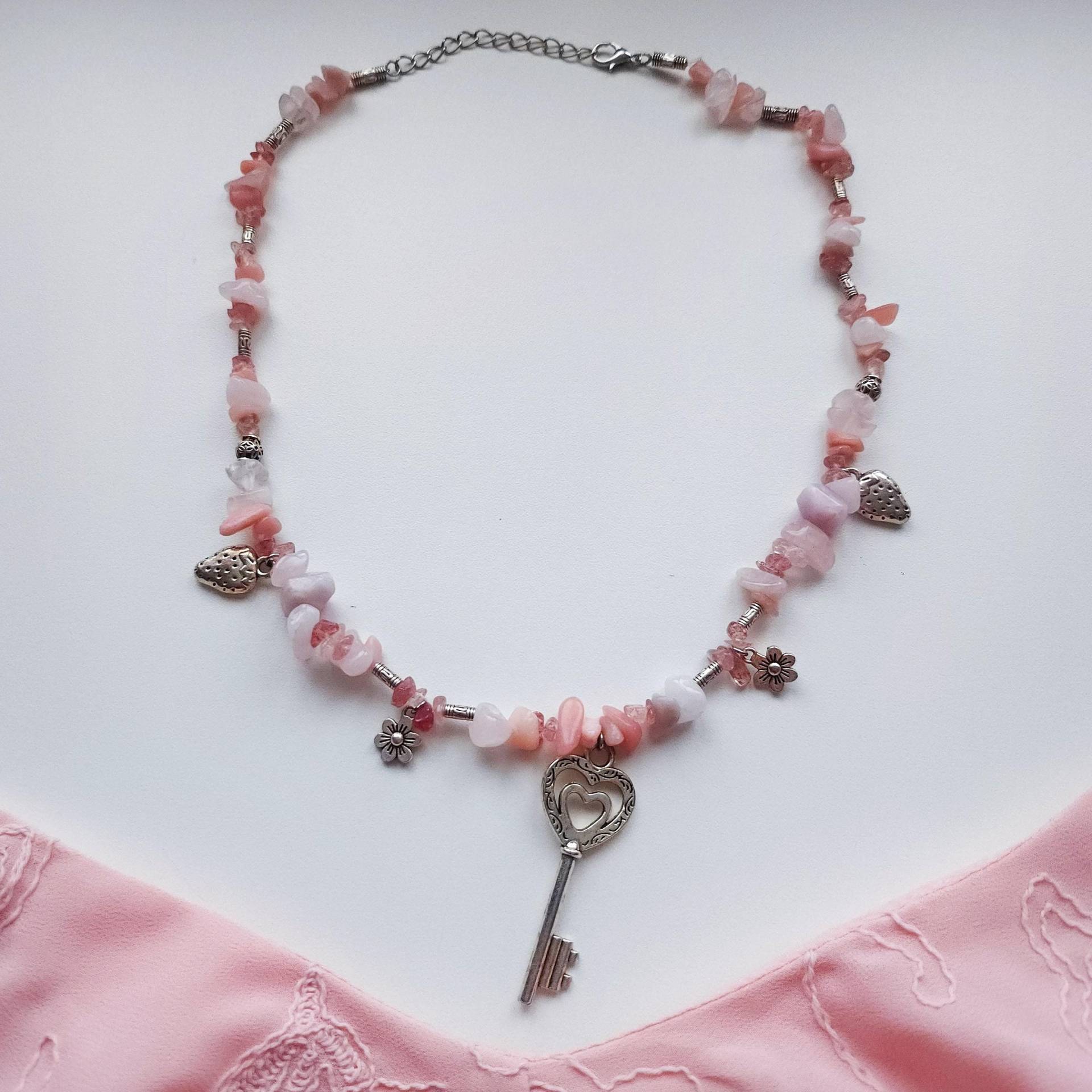 Feenkette Fee Fairy Fairytale Halskette Cottagecore Fairycore Kristallkette Waldfee Zauber Rosa Erdbeerfee Schlüssel Quarz Blumen Elfe von Runensonne