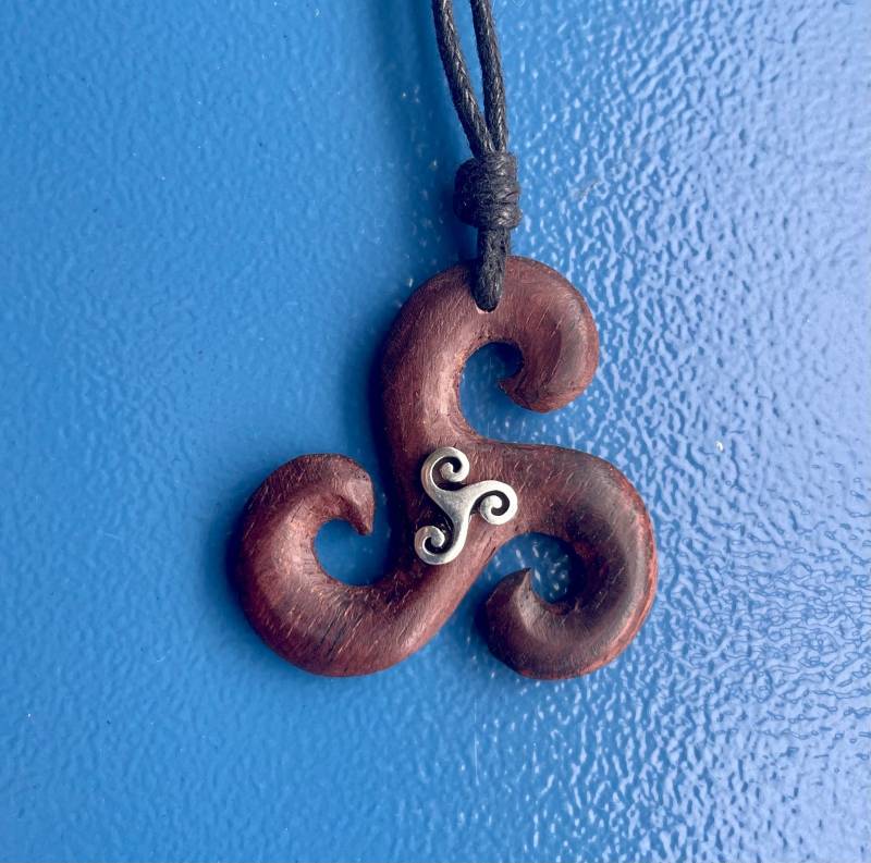 Triskele Kelten Geburt Blüte Untergang Triskel Anhänger Irminsul Lebensbaum Freya Weltenbaum Yggdrasil Holz Schmuck Silber 925 Unikat Frau von Runensonne