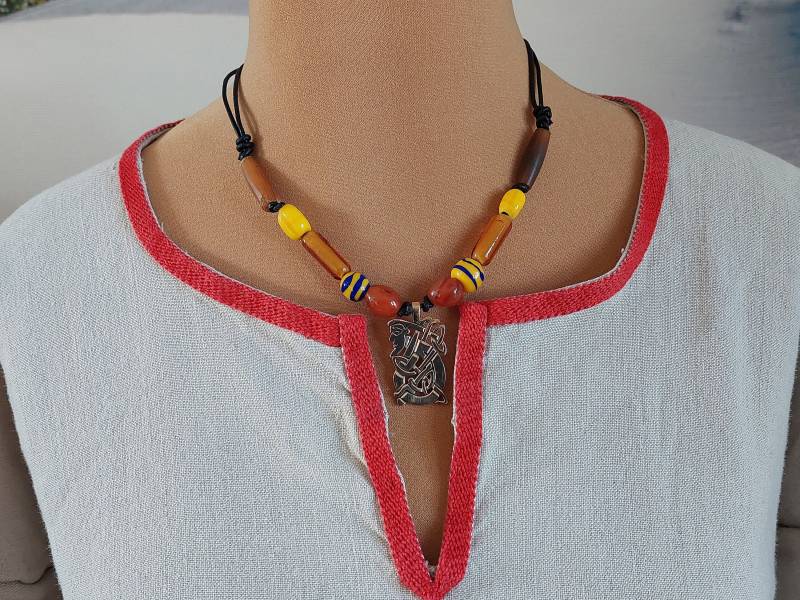 Wikinger Lederkette Mit Bronze Amulett Und Glasperlen von RunesdesignShop