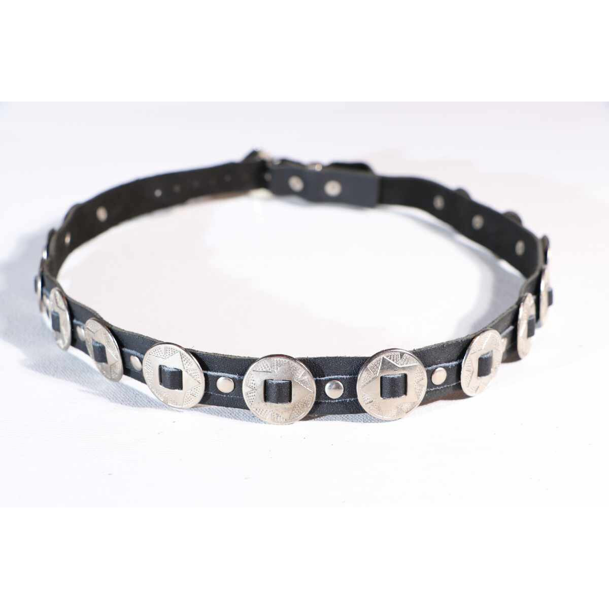 Schwarzes Lederhutband mit Nieten und Conchos - Stilvolle Akzentuierung für Ihren Hut von Running Bear