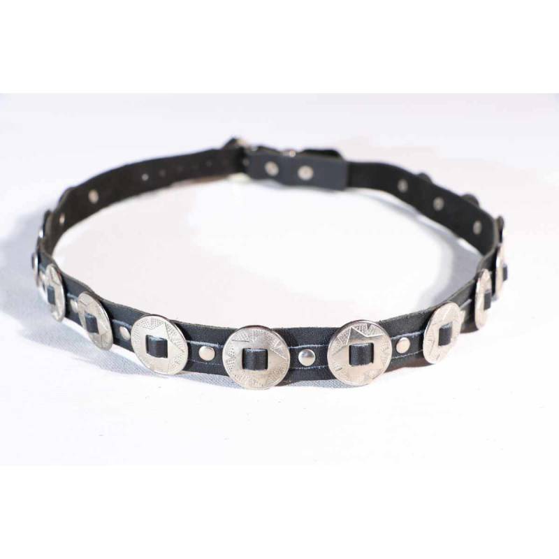 Schwarzes Lederhutband mit Nieten und Conchos - Stilvolle Akzentuierung für Ihren Hut von Running Bear