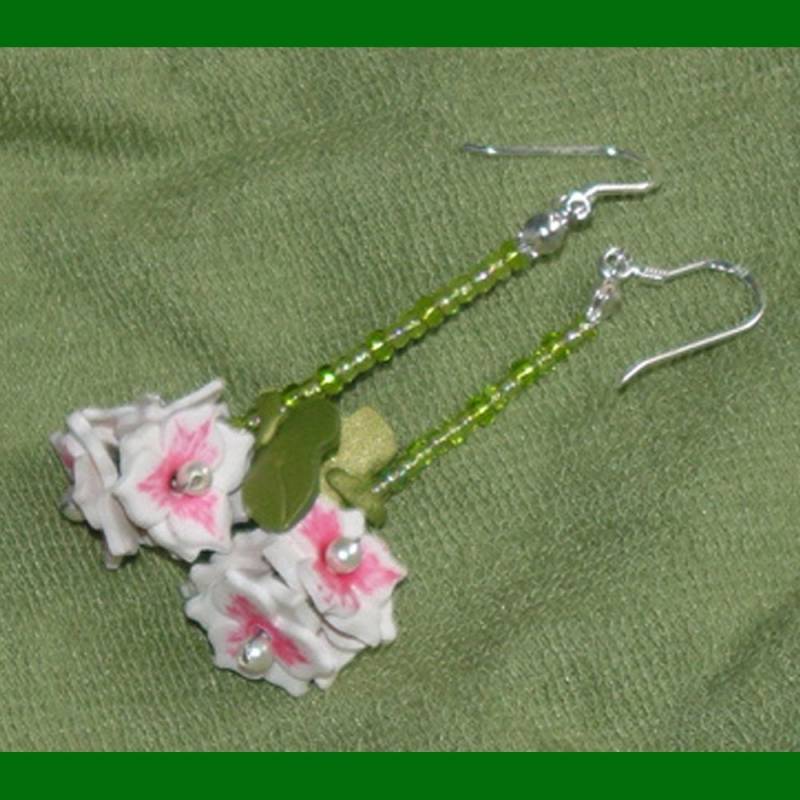 Weiße Und Rosa Blume Ball Ohrringe von Ruphia