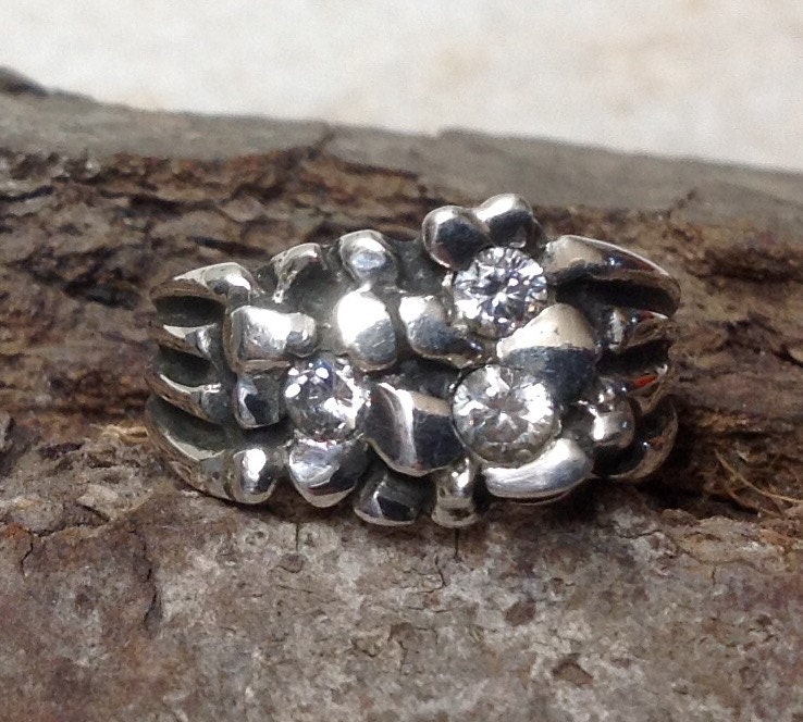Nugget-Ring Mit 3 Zirkonia Sterling Silber Nugget-Ring Mit 3 Zirkonia Sterling Silber von RushStudio