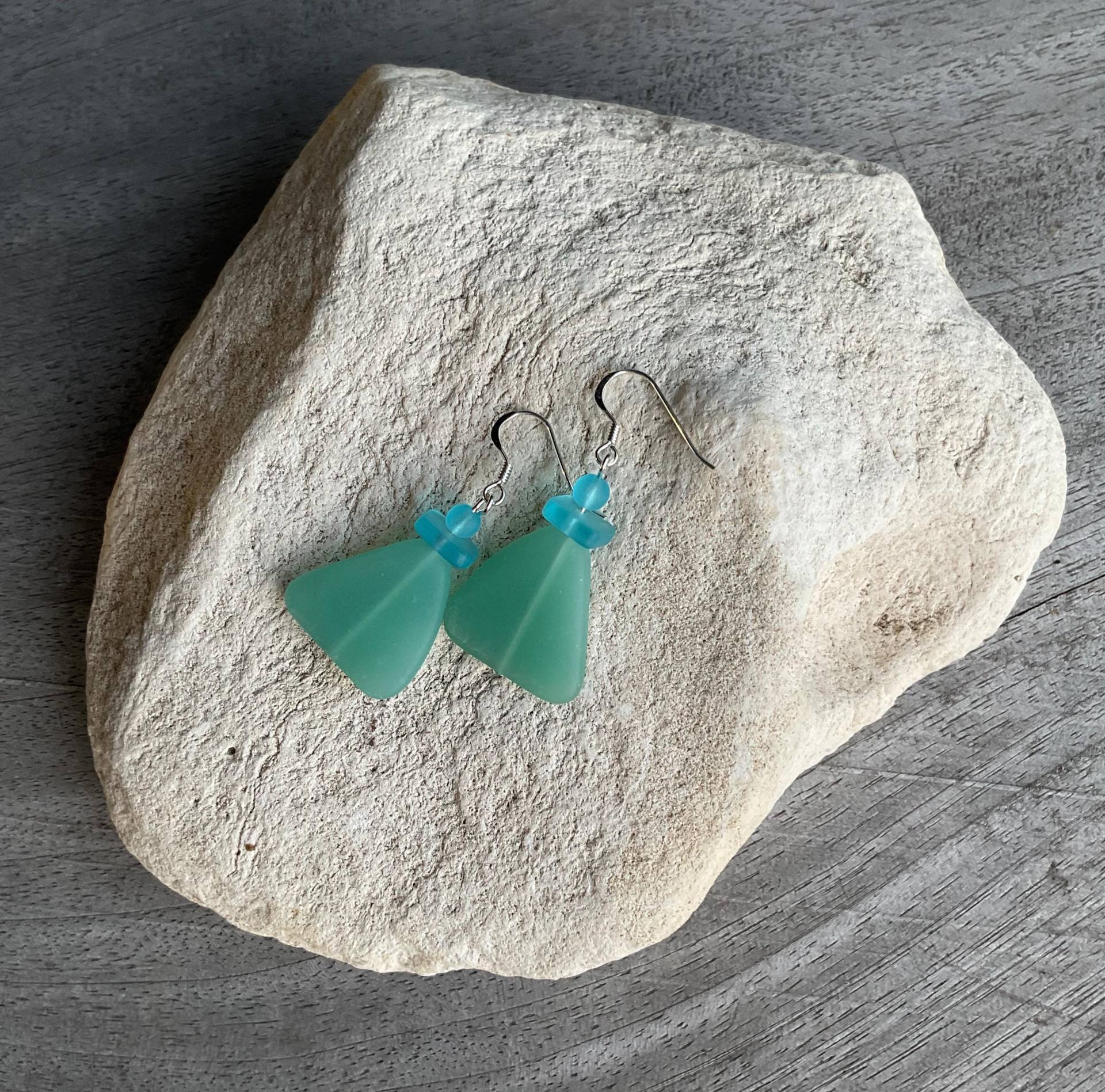 Türkise Seeglas Ohrhänger, Blauer Schmuck, Strand Glas Ohrringe, Recycling Zubehör, Trommelglas Ohrring Türkise Seeglas Ohrhänger, Blauer Schmuck, Strand Glas Ohrringe, Recycling Zubehör, Trommelglas Ohrring von RushweaverJewellery