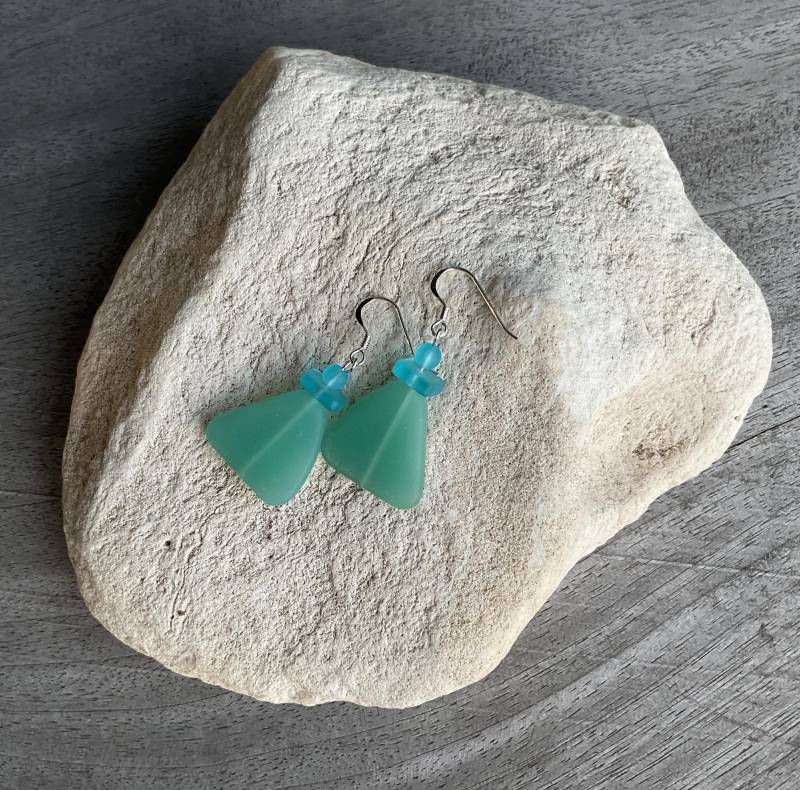 Türkise Seeglas Ohrhänger, Blauer Schmuck, Strand Glas Ohrringe, Recycling Zubehör, Trommelglas Ohrring Türkise Seeglas Ohrhänger, Blauer Schmuck, Strand Glas Ohrringe, Recycling Zubehör, Trommelglas Ohrring von RushweaverJewellery