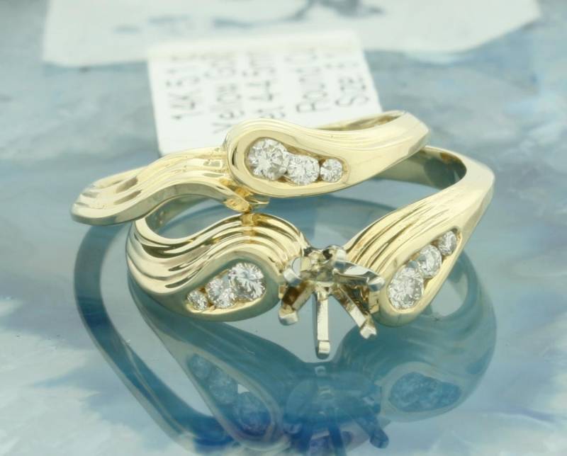 0, 27 Karat Diamant Verlobungsring Mit Passendem Ehering in 14Kt Gelb Hier Usa Wähle Deinen Mittelstein Aus von RussellsJewelers