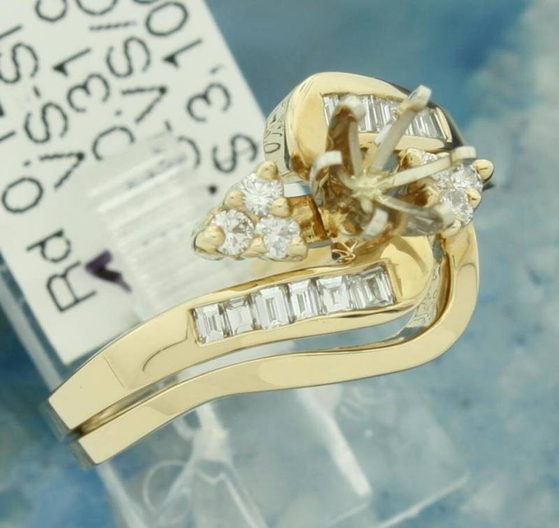 0, 43 Karat Diamant Verlobungsring Mit Passendem Ehering in 14Kt Gelb Hier Usa Wähle Deinen Mittelstein Aus von RussellsJewelers