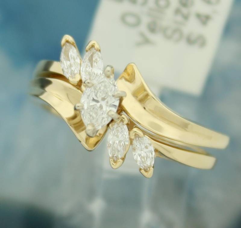 0, 55 Karat Marquiseschliff Diamant Verlobungsring Mit Passendem Ehering in 14 Gelb Hier Usa von RussellsJewelers