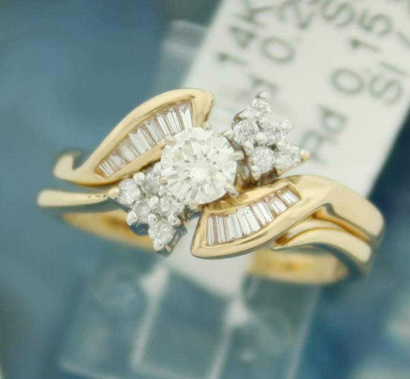 0, 65 Karat Rund & Baguetteschliff Diamant Verlobungsring Mit Passendem Ehering Aus 14 Gelb Hier in Usa von RussellsJewelers