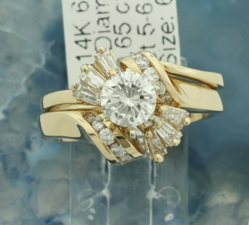 14K Gelbgold Diamant Semi-Mount Verlobungsring Set Mit 0.65 Karat Brilliant Round & Baguette Cut Naturdiamanten Passender Ehering von RussellsJewelers