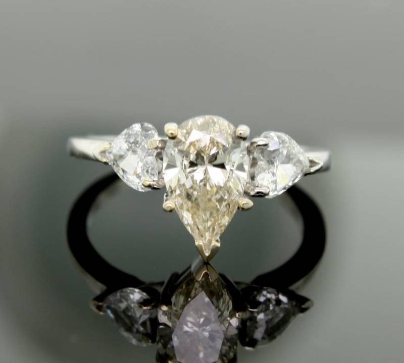 2.35 Karat Fancy-Farbe Birne & Strahlend Weißer Herz Diamant Verlobungsring Solitär Handarbeit Aus 18-Karätigem Weißgold Damen-Ehering von RussellsJewelers