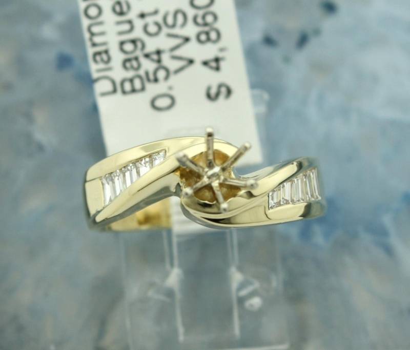 Diamant Halbmontierung Verlobungsring Aus 14 Karat Gelbgold Set Mit 0, 54 Feiner Baguetteschliff Diamanten Ehering von RussellsJewelers