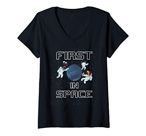 Damen First In Space Astronaut Russland Weltall Raumfahrt Russia T-Shirt mit V-Ausschnitt von RussianLife Designs - Lustige Russische Geschenke