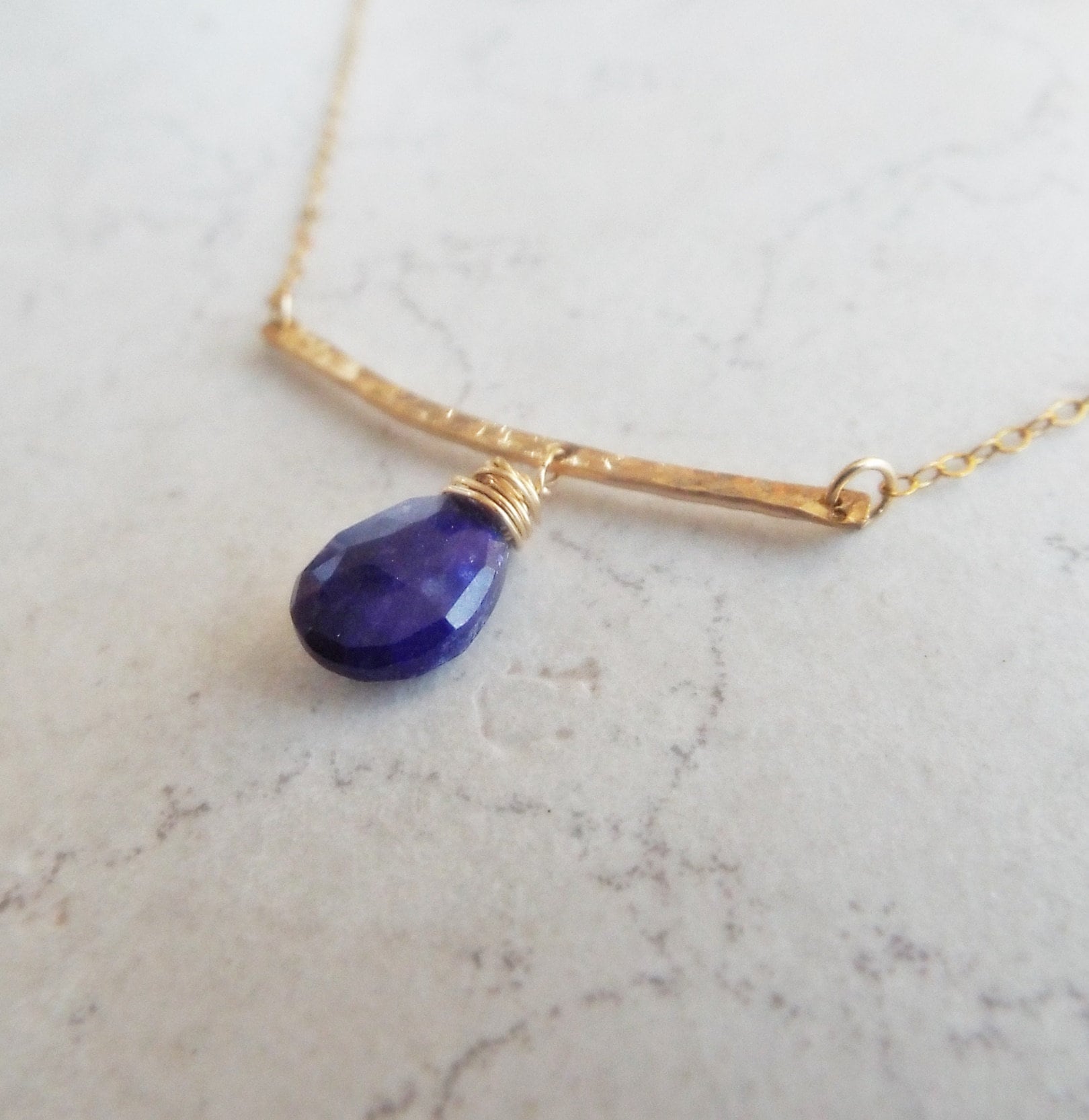 Blaue Lapis Off Center Gehämmert Bar Halskette 14K Gold Gefüllt Schöne Blau Blaue Lapis Off Center Gehämmert Bar Halskette 14K Gold Gefüllt Schöne Blau von RustAndSalt