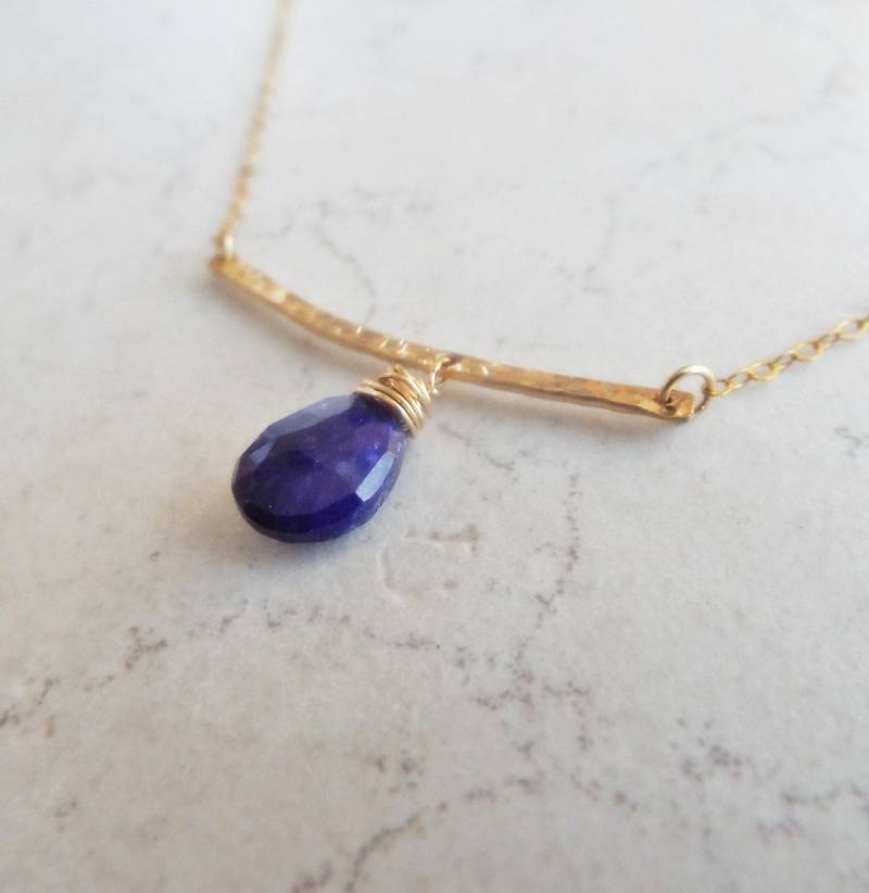 Blaue Lapis Off Center Gehämmert Bar Halskette 14K Gold Gefüllt Schöne Blau Blaue Lapis Off Center Gehämmert Bar Halskette 14K Gold Gefüllt Schöne Blau von RustAndSalt
