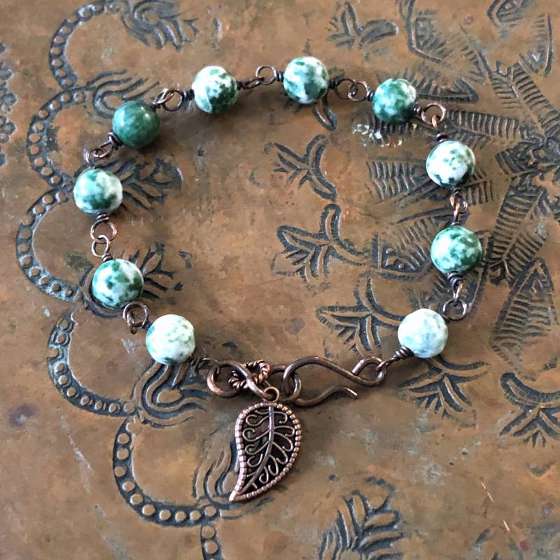 Boho Erdige Kupfer Handarbeit Baum Jaspis Rustikales Armband Mit Blatt Charm 8" Lang von RustAndSalt